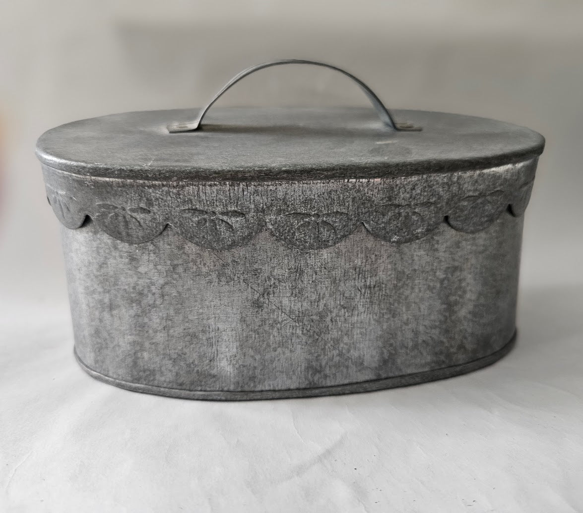 Metalware 8"x5"x3" box with lid